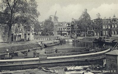 2065 Gezicht op de Stadsbuitengracht te Utrecht; links enkele huizen aan de Weerdsingel W.Z. en op de achtergrond de ...